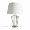 Tafellamp van glas met witte stoffen kap en gouden voet 30 x 30 x 50cm
